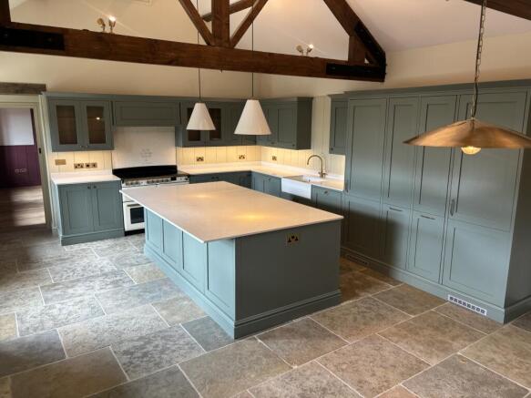 4 bed Detached to rent Image 9