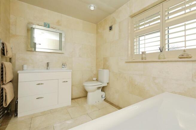 5 bed Detached for sale Image 10