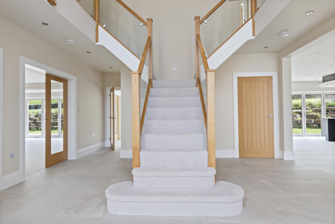 5 bed Detached for sale Image 5