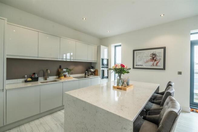 2 bed Penthouse for sale Image 6