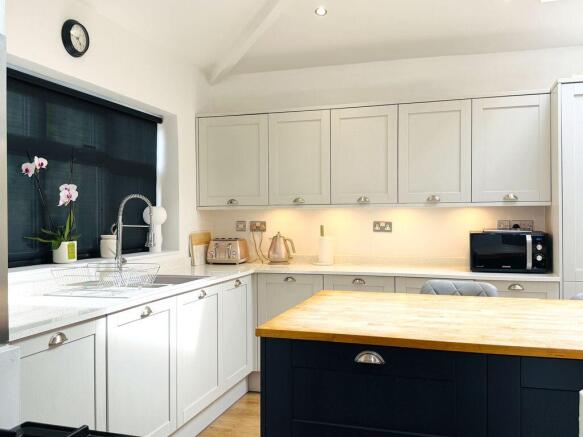 4 bed Semi-Detached for sale Image 11