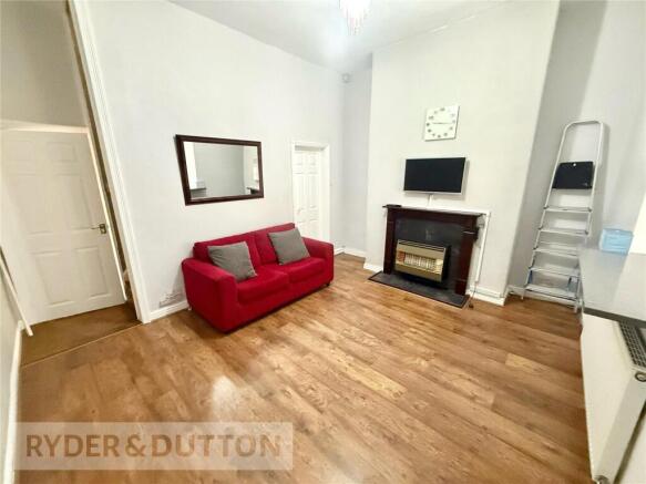 2 bed Terraced to rent Image 5