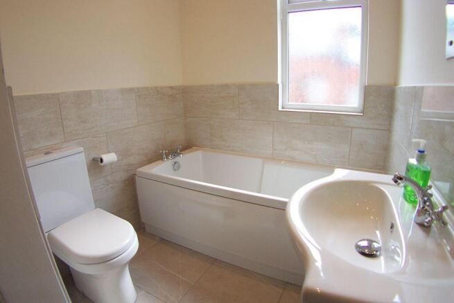 4 bed Semi-Detached to rent Image 10