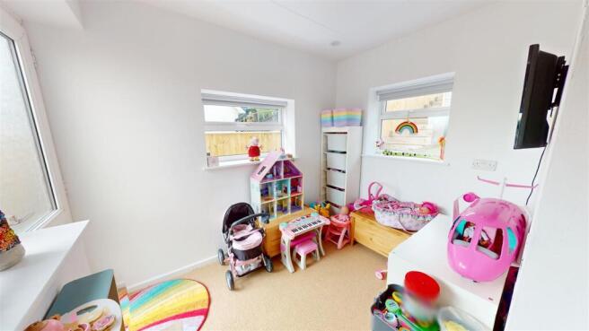 4 bed Semi-Detached for sale Image 8
