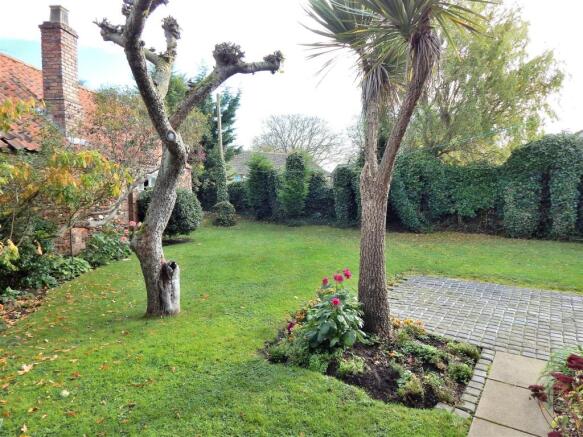 GARDEN 1.JPG