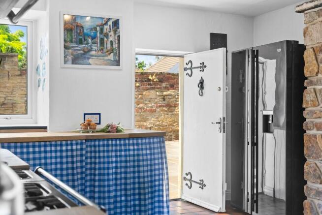 4 bed Detached for sale Image 11