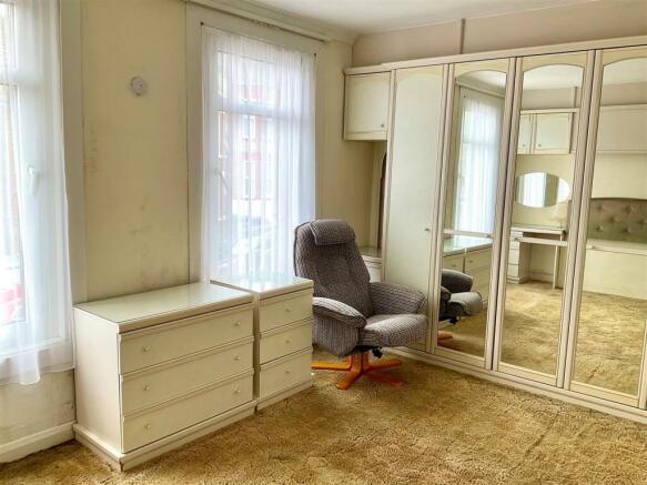 Bedroom 1 pic2.jpg
