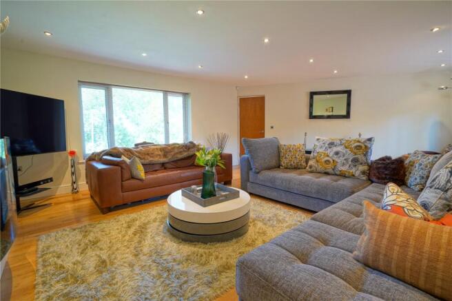 5 bed Detached for sale Image 5