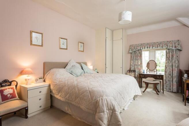 4 bed House for sale Image 8