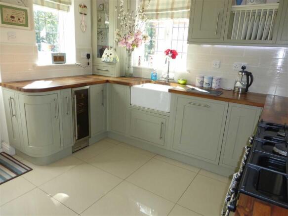 FITTED KITCHEN