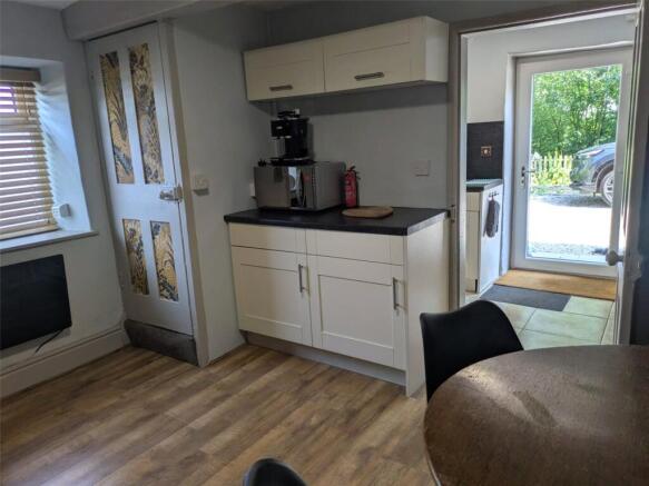2 bed Semi-Detached to rent Image 6