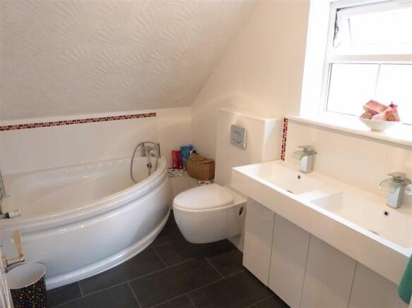 EN-SUITE BATHROOM