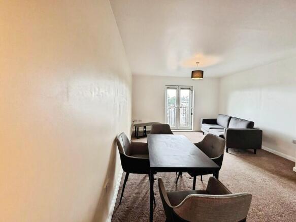 2 bed Apartment to rent Image 4