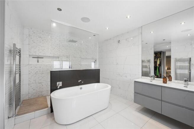 6 bed Detached for sale Image 12