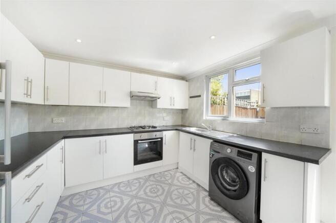 Modern fitted eat in kitchen