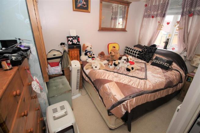 bedroom 1.JPG