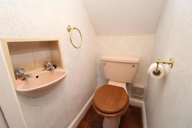 CLOAKROOM/W.C.