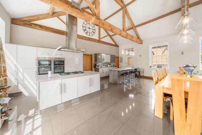 5 bed Detached for sale Image 12