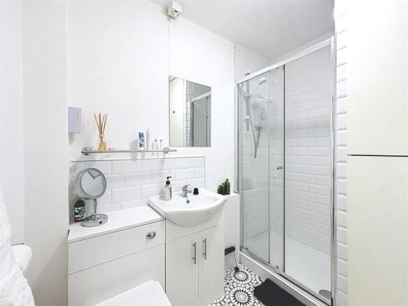 2 bed Flat for sale Image 8