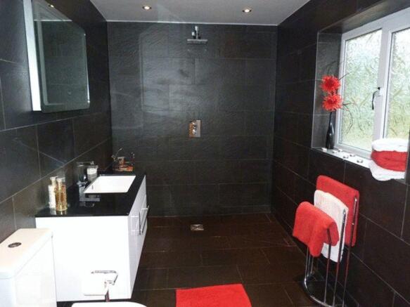 EN-SUITE SHOWER /