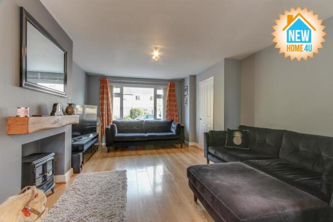 LOUNGE / DINING ROOM: