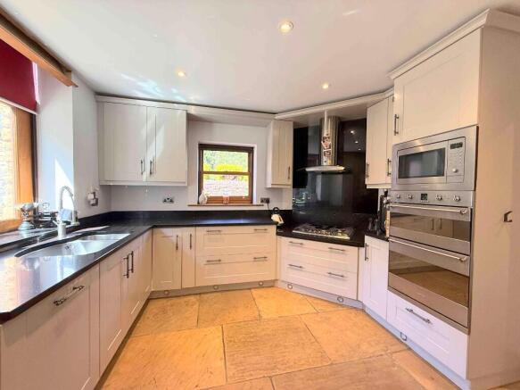 5 bed Detached for sale Image 7