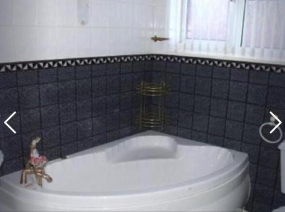 Corner bathroom suite
