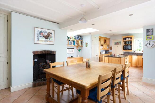 5 bed Semi-Detached for sale Image 5