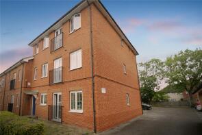 8, 1 Rose House, Panyers Gardens, Dagenham RM10 7FA