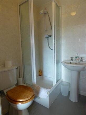 EN-SUITE SHOWER ROOM