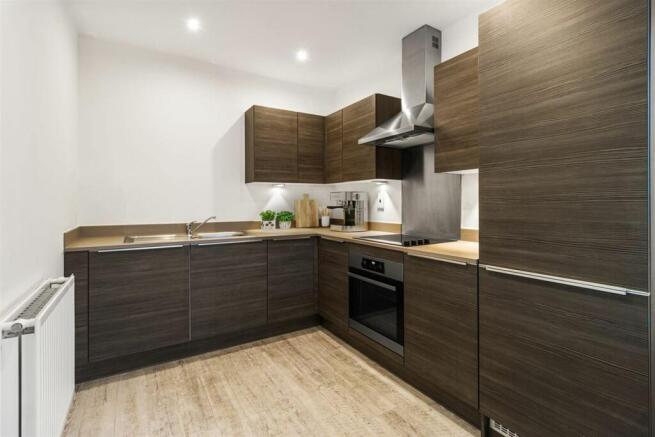 Explore the charm of this sleek urban kitchen with contemporary finishes.
