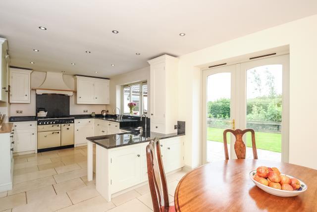 Kitchen/dining room opening on to the terrace
