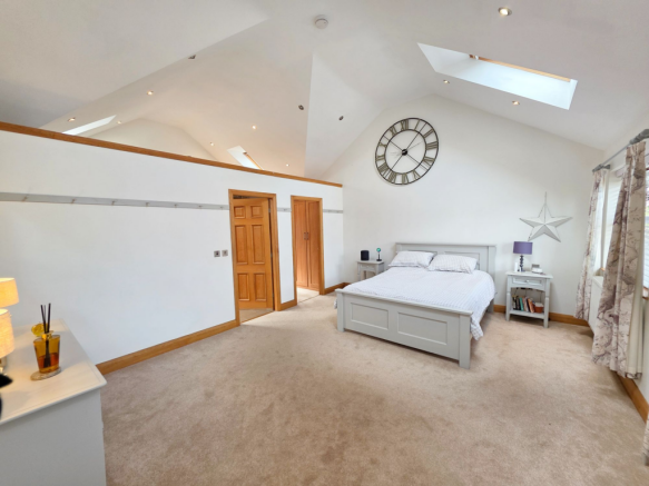 5 bed Detached for sale Image 9