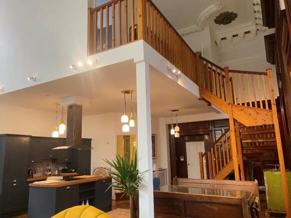 2 bed Apartment to rent Image 4
