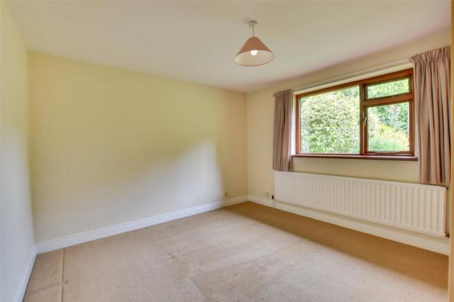4 bed Bungalow for sale Image 9