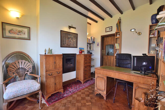 4 bed Semi-Detached for sale Image 5