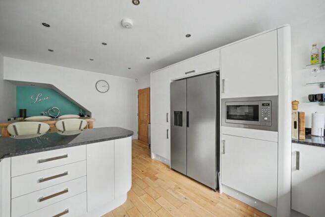 6 bed Detached for sale Image 11