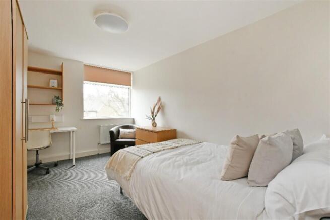 4 bed Apartment to rent Image 5