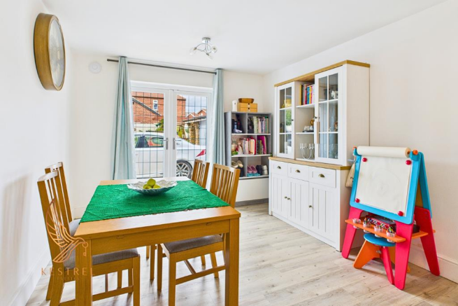 4 bed Semi-Detached for sale Image 10