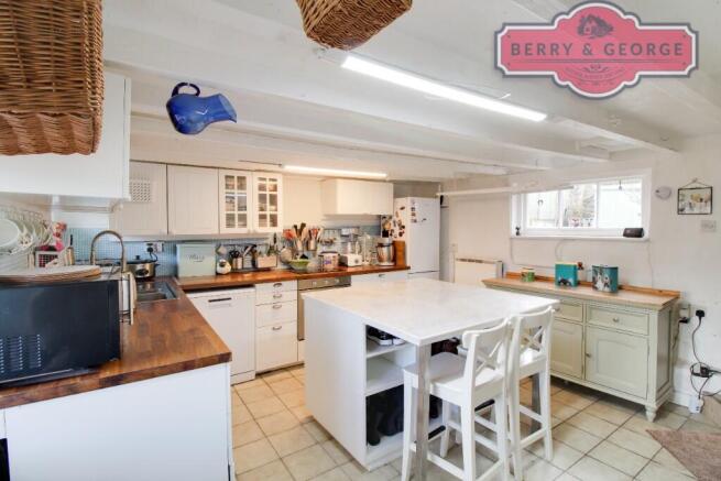 KITCHEN / BREAKFAST 