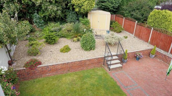 LANDSCAPED REAR GARD