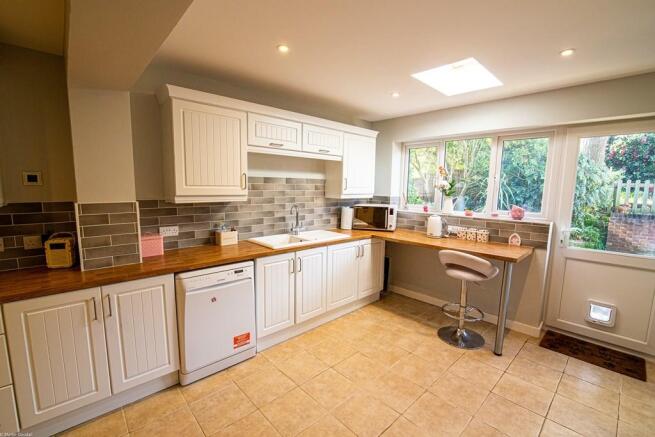 KITCHEN/BREAKFAST 