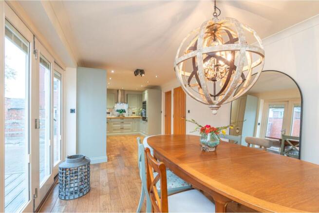5 bed Detached for sale Image 9