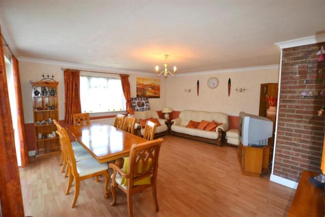 FAMILY/DINING ROOM