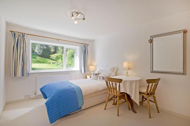 5 bed Detached for sale Image 7