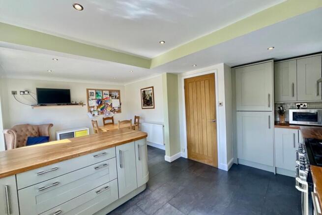 4 bed Detached for sale Image 10