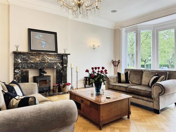5 bed Detached for sale Image 9