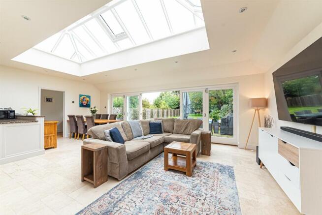 117 Weydon Hill Road (19).jpg