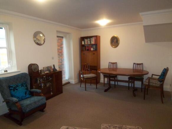 Lounge/Dining Roo...