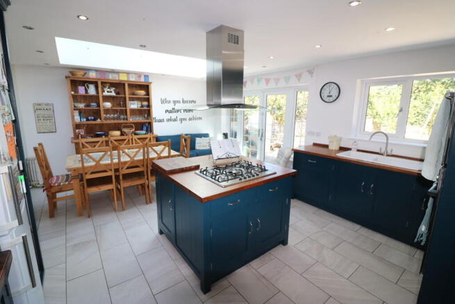 5 bed Semi-Detached to rent Image 6